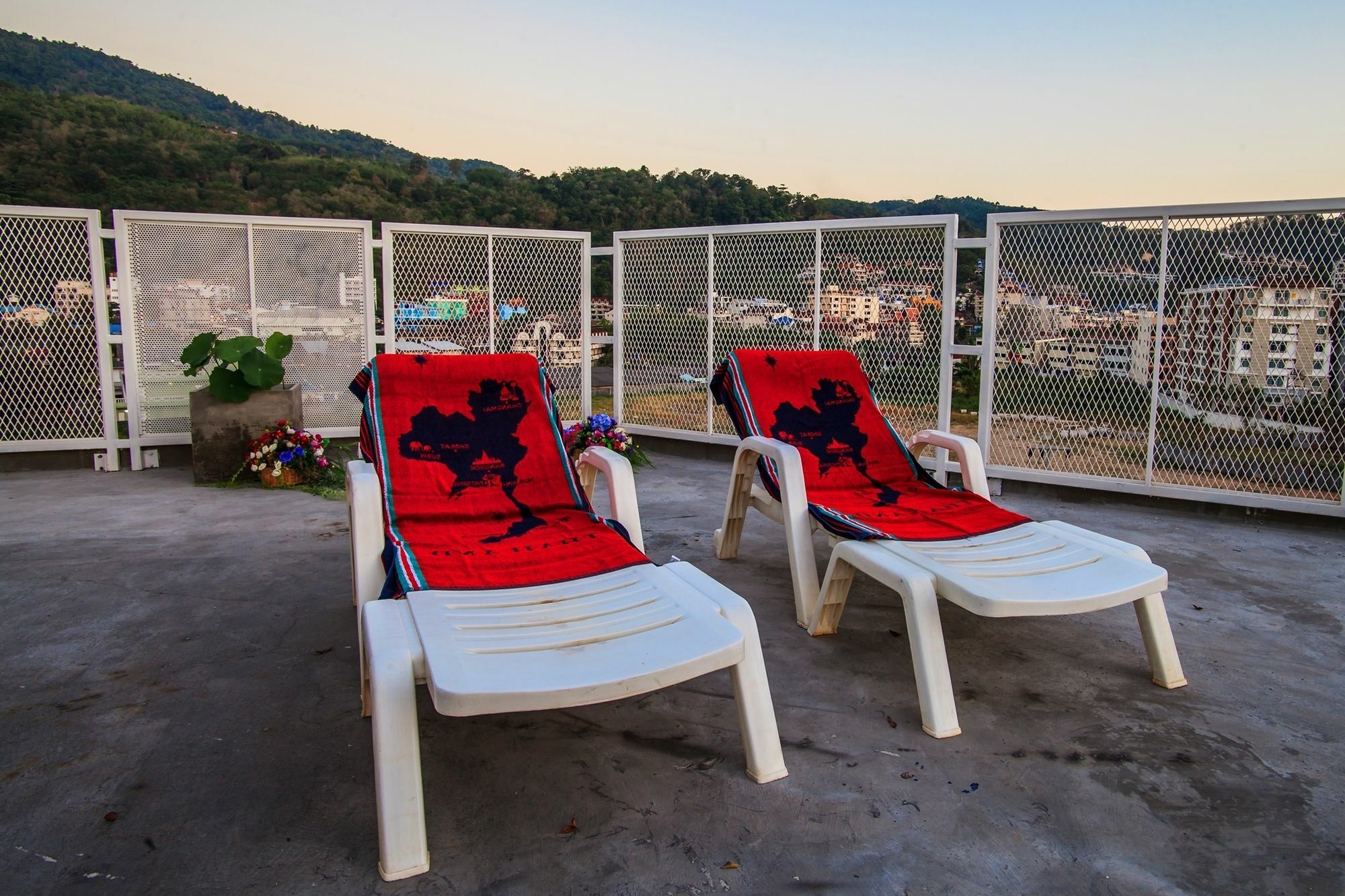 Paksaa Boutique Hotel Patong Exteriör bild